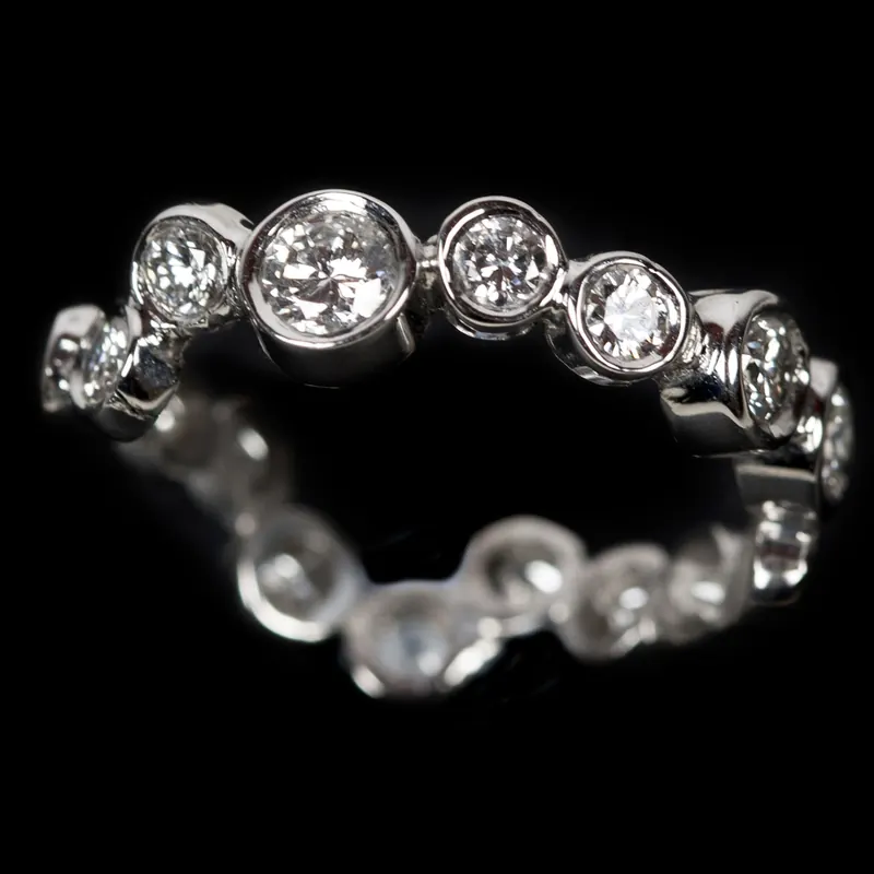 Aliança – Anell. Or blanc i diamants · joieria Manuel Baró