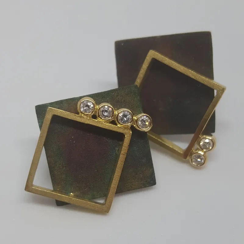 Arrecades 12 – Arrecades. Coure patinat, or groc i diamants · joieria Manuel Baró
