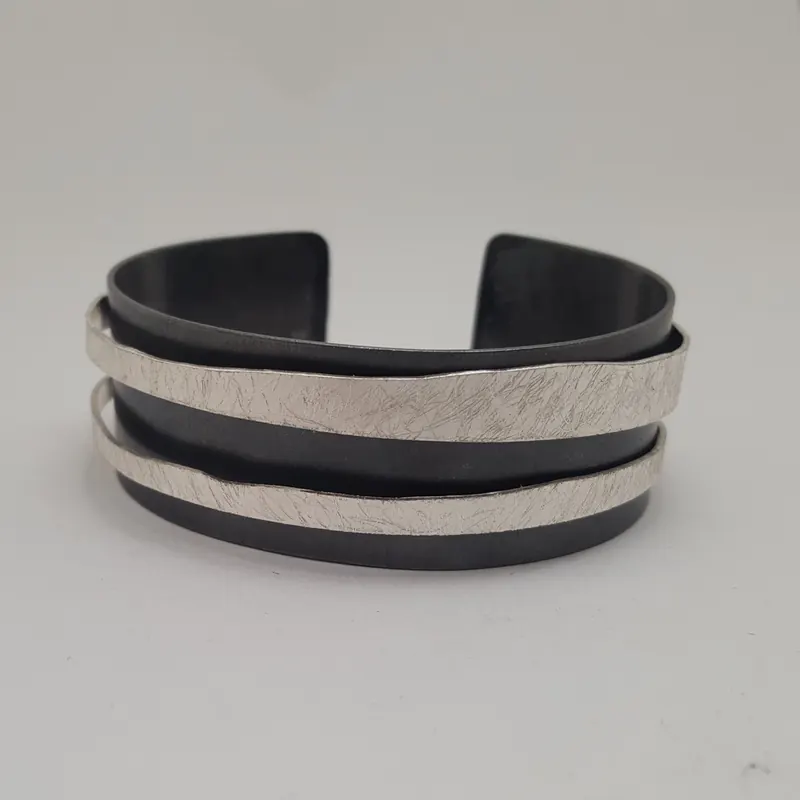 Braçalet F – Braçalet. Argent raspallat i argent oxidat · joieria Manuel Baró