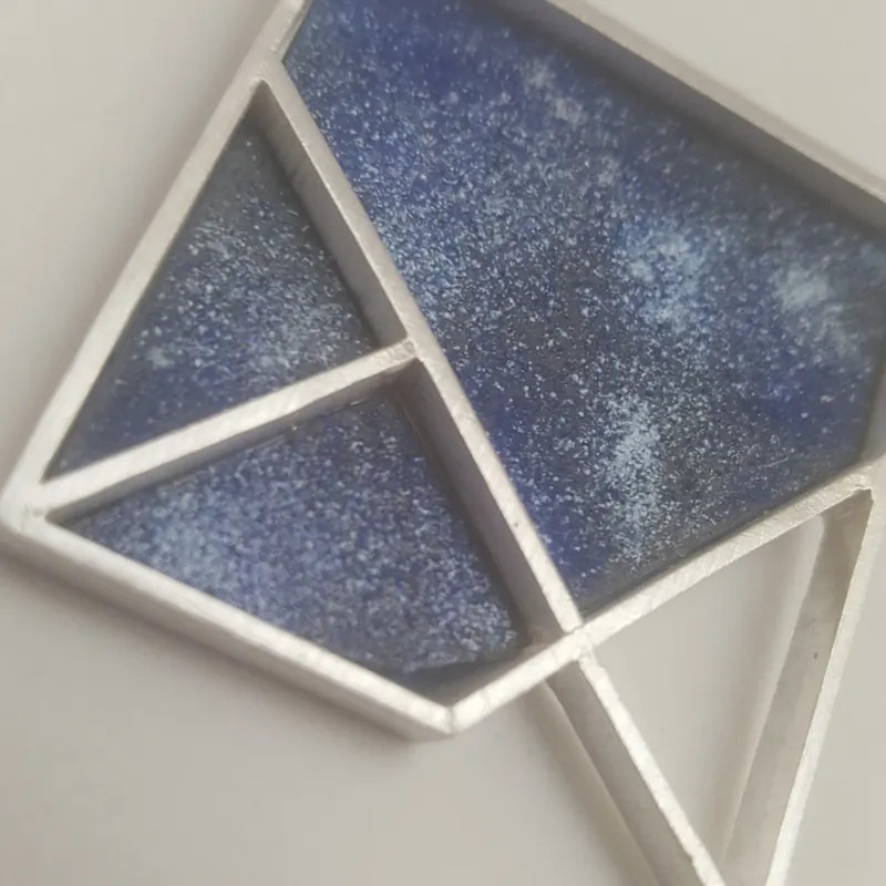 Fermall blau – Fermall. Argent i ferro esmaltat · joieria Manuel Baró