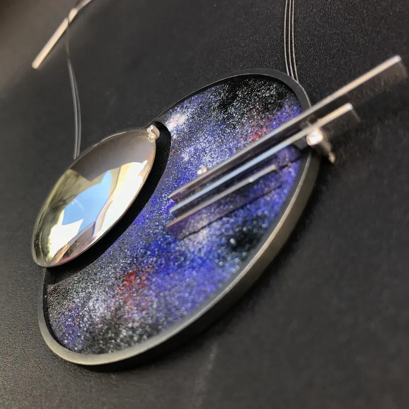 Collar de les Galàxies – Collar. Argent oxidat, argent polit, esmalt i diamants · joieria Manuel Baró